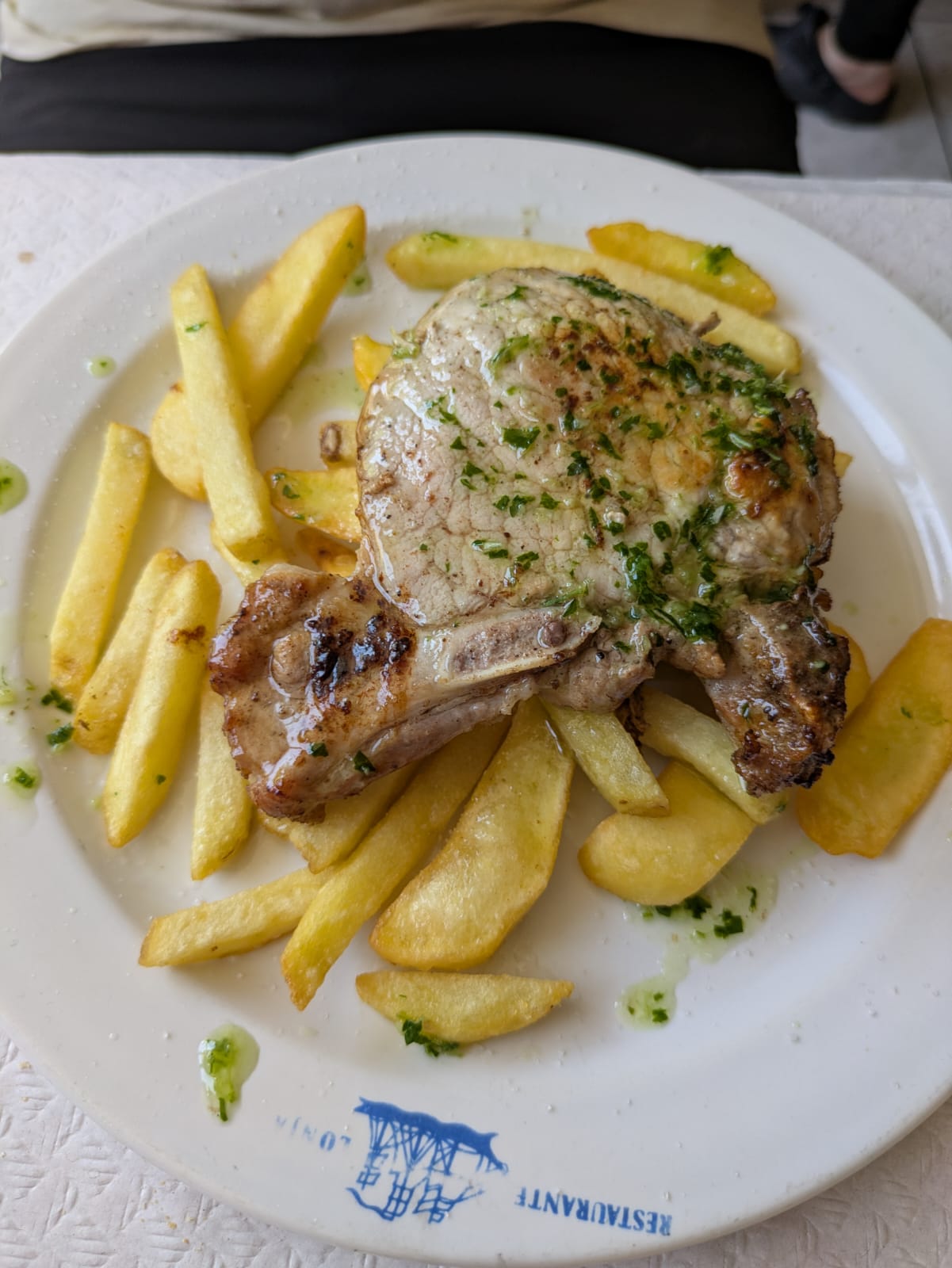 Fotografía de chuleta de cerdo a la plancha con patatas fritas